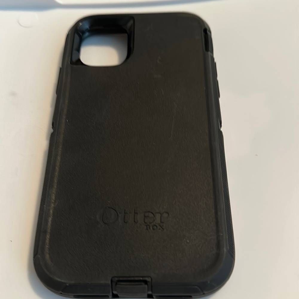 iPhone 11 black OtterBox with Clip. Great! Condition iPhone 11 only.